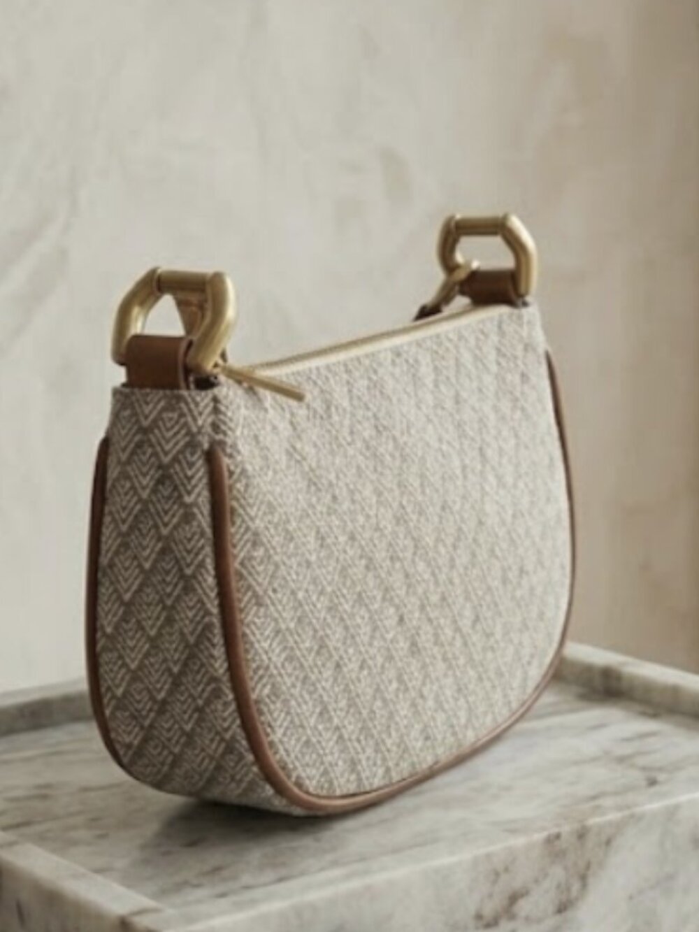 🤎ZARA Geometric Print Curved Shoulder Bag – Chic Neutral & Gold Hardware✨